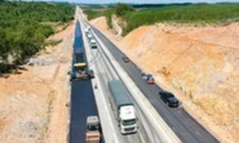 Ngắm nhiều đoạn cao tốc Cam Lộ - La Sơn thảm nhựa rộng 4 làn xe