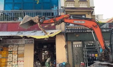 Người dân Hà Nội bàn giao mặt bằng, chuẩn bị phá dỡ để mở rộng Quốc lộ 1A
