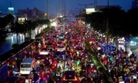 Dòng xe ken đặc trên đường Phạm Văn Đồng, hướng về sân bay Tân Sơn Nhất