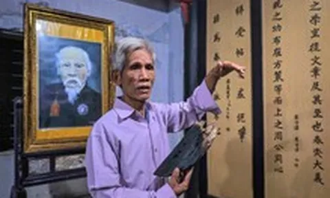 Phủ thờ Ông hoàng thi ca triều Nguyễn xuống cấp, phải dùng xích sắt giữ khung gỗ