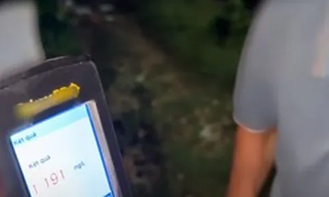 Người đàn ông 'thổi' cồn gấp gần 3 lần kịch khung, không có giấy phép lái xe