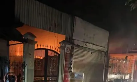 Cháy nhà ở Hà Nội, nghi có người mắc kẹt