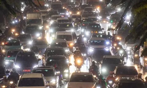 TPHCM lại mưa lớn kèm sấm sét, nghìn người chật vật vì ngập và kẹt xe