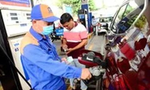 Từ 15h ngày 8-10: Xăng E10RON95-V trên 29.000 đồng/lít, dầu diesel tiêu chuẩn cao trên 30.500 đồng/lít