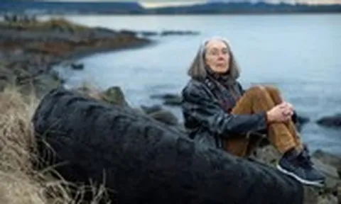 Nobel Văn chương gọi thông báo, Anne Carson đang ăn bánh, uống trà, cúp máy luôn