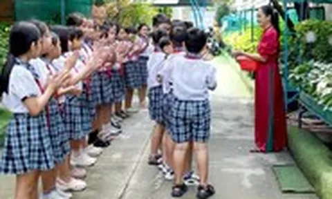 Trường tiểu học hiện đại như trường quốc tế, có hồ bơi, vườn rau 30 ô cho 30 lớp