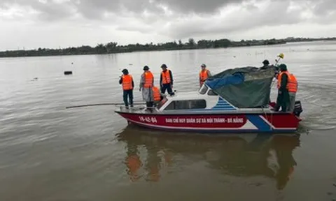 Bị sét đánh khi đi đánh cá cùng vợ, người đàn ông rơi xuống sông mất tích