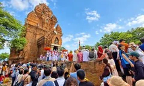 Khai hội Katê 2026, tháp Chăm rộn ràng người trẩy hội