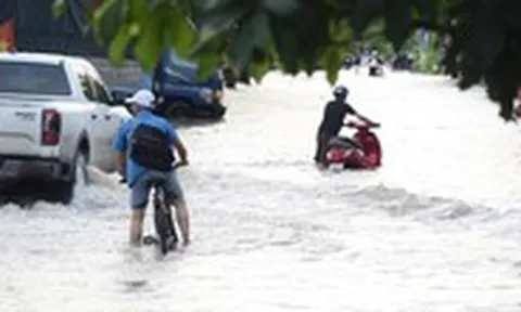 Triều cường 1,71m, nhiều tuyến đường TP.HCM ngập gần lút bánh xe