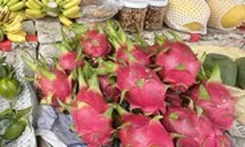 Giá cả đầu ngày: Rau đắt ngang thịt, thanh long miền Tây hồi phục