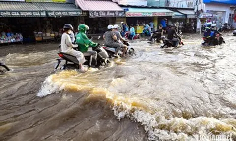 Nắng trên trời, nước ngập dưới đường ở TPHCM