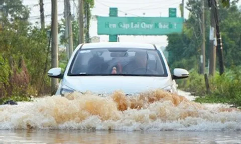Triều cường dâng cao từ sáng sớm, phố phường Đồng Nai mênh mông nước