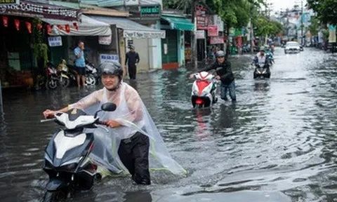 Chuỗi ngày mưa ngập, kẹt xe bủa vây: Nỗi khổ kép của người dân TPHCM
