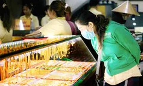 Giá vàng hôm nay 13-10: Vừa vượt 4.200 USD, vàng thế giới đã đảo chiều giảm sâu