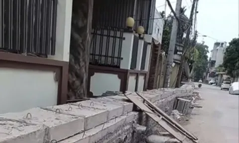 Rãnh thoát nước cao hơn 1m, người dân Hà Nội bắc ván gỗ vào nhà
