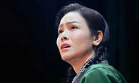 Nhật Kim Anh hết hồn khi vé vở 'Cuốn truyện bị đốt' đã phát hết trong 3 tiếng