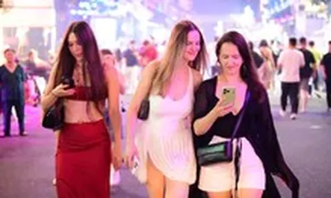 Du khách quốc tế: Phố Bùi Viện sôi động và giá phải chăng