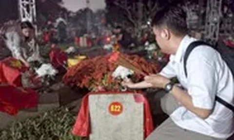 Đêm nay, nhiều người dân đến dâng hương các liệt sĩ công viên Lê Thị Riêng tại Nghĩa trang Liệt sĩ TP.HCM