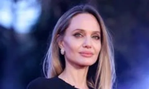 Angelina Jolie mặc tối giản mà vẫn sang