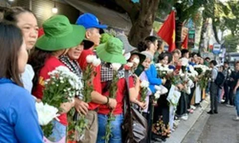 Người dân TP.HCM xếp hàng từ sáng sớm, cầm hoa trắng tiễn đưa các liệt sĩ