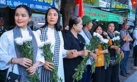 Hàng nghìn người dân mang cúc trắng đến công viên Lê Thị Riêng ‘tiễn các liệt sĩ một đoạn đường’