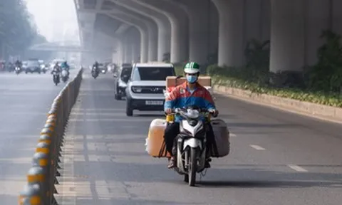 Đi vào làn ô tô trên đường Phạm Văn Đồng, tài xế xe máy viện đủ lý do với CSGT
