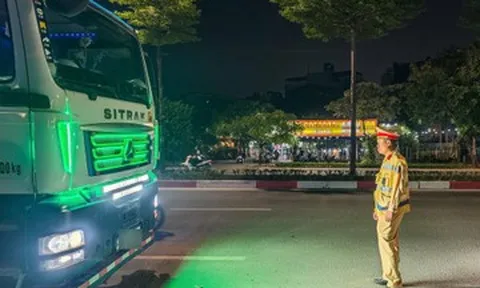 Tài xế ở Hà Nội lắp 2 dải đèn LED dài 1,4m, chớp nháy liên tục