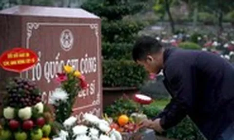 Đêm mưa, người dân vẫn lặng lẽ đến dâng hương tại nghĩa trang Liệt sĩ TP.HCM