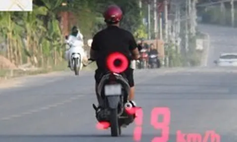 Tài xế không bằng lái chạy xe máy 79 km/h, bị phạt 10 triệu đồng