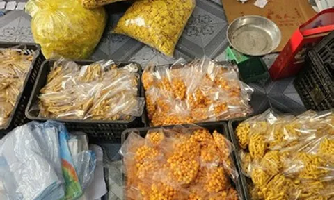 Người phụ nữ đóng gói cả nghìn túi bim bim giả để bán trước cổng trường học