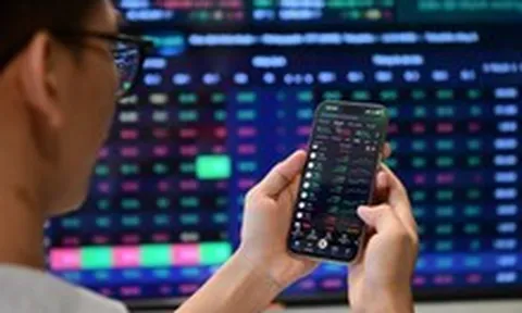 Chứng khoán 15-10: VN-Index thử thách mốc 1.700 điểm, đà giảm có thể tiếp diễn
