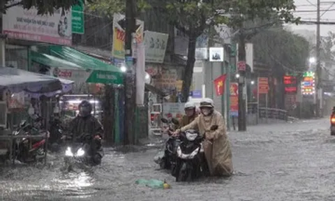 TPHCM và Nam Bộ mưa lớn, sấm sét dồn dập do nhiễu động gió Đông
