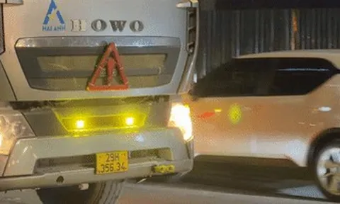 Ô tô bật đèn LED sáng lóa giữa phố Hà Nội, người đi đường khổ sở tránh né