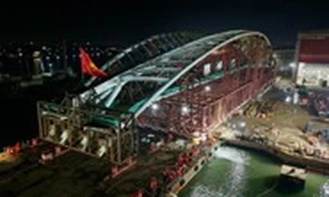 Hạ vòm thép cầu đi bộ 3.400 tấn xuống siêu sà lan trên vịnh Gành Rái, chuẩn bị về trung tâm TP.HCM