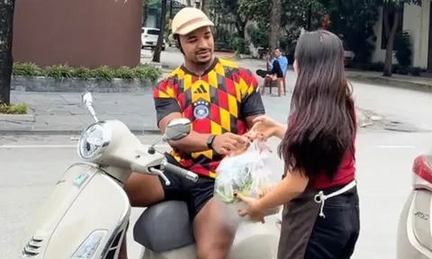 Xuân Son mua 5 suất bún chả, chủ quán nhất quyết không lấy tiền