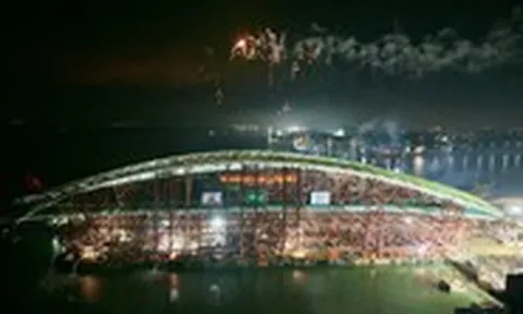 Vòm thép chính cầu đi bộ qua sông Sài Gòn nặng 3.400 tấn đã lên siêu sà lan, sẵn sàng về trung tâm TP.HCM