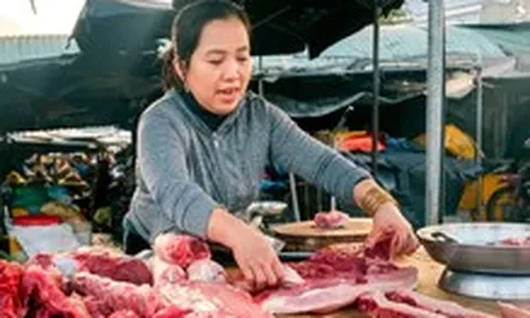 Giá cả đầu ngày: Giá heo hơi lao dốc, sầu riêng tăng giá cuối vụ
