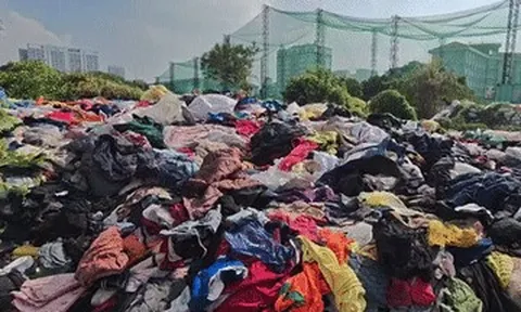 Cận cảnh núi quần áo bị đổ bỏ ở Hà Nội, người dân tranh thủ nhặt về
