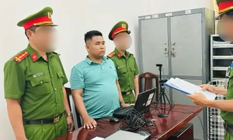 Khởi tố người đàn ông đi ngược chiều, bóp cổ, đánh tài xế ô tô sau va chạm