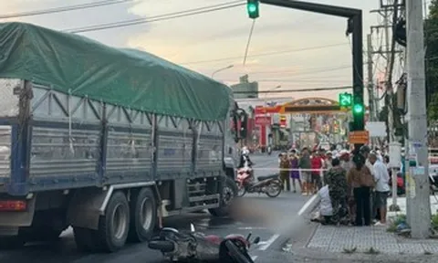 Ông đón cháu đi học về, gặp tai nạn với xe tải khiến cháu tử vong thương tâm