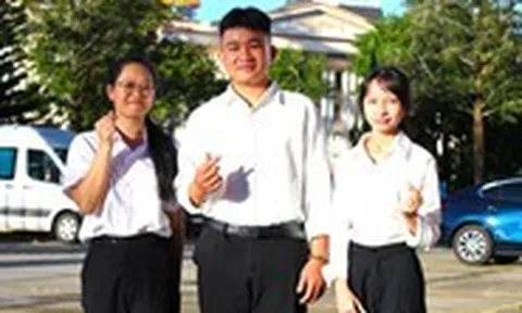 Buổi sáng se lạnh, Đà Lạt ngàn hoa chào đón 120 tân SV Tây Nguyên được Tiếp sức đến trường