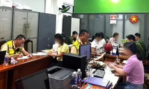 Xử phạt 6 phụ nữ ngồi tạo dáng chụp ảnh giữa khúc cua trên đèo Hải Vân