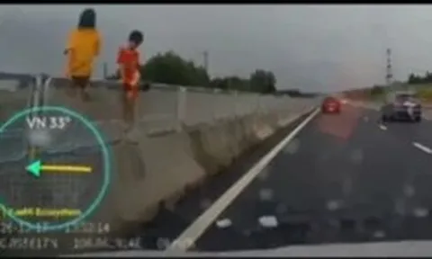 Phát hoảng 2 trẻ nhỏ leo trèo trên dải phân cách cao tốc Biên Hòa - Vũng Tàu