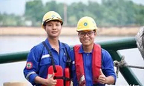 Hơn 18h, đoàn lai dắt vòm thép 3.400 tấn dừng nghỉ tại cầu phao ở Cần Giờ an toàn
