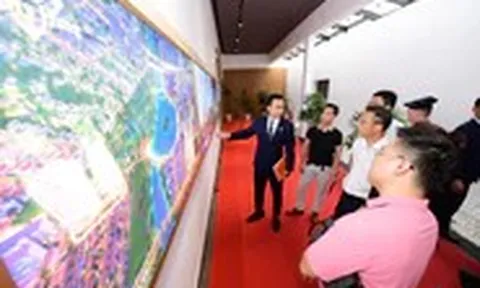Khách hàng rút thăm mua căn hộ Triton Crown bên Hồ Bán Nguyệt