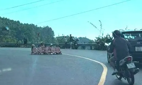 Xác minh vụ 6 phụ nữ mặc 'đồng phục', ngồi bệt giữa khúc cua trên đèo Hải Vân
