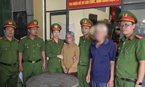Công an bắt Nguyễn Thị Tuyết 69 tuổi trước sự bất ngờ của gia đình