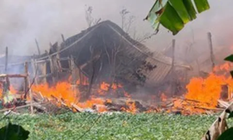 Dãy nhà trọ tự phát ở Hà Nội bốc cháy dữ dội