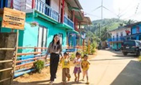 Bản Vân Kiều khoác chiếc áo đầy màu sắc, lần đầu đón khách du lịch
