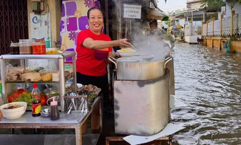 Lội nước ngồi ăn quán bún riêu ngập đến gối ở Cần Thơ